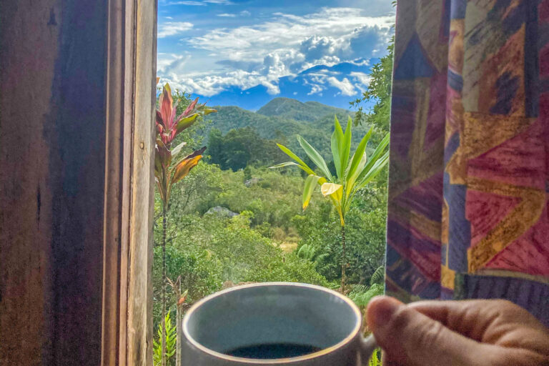 Bei einer Tasse Kaffee im Bungalow des Baliem Valley Resorts